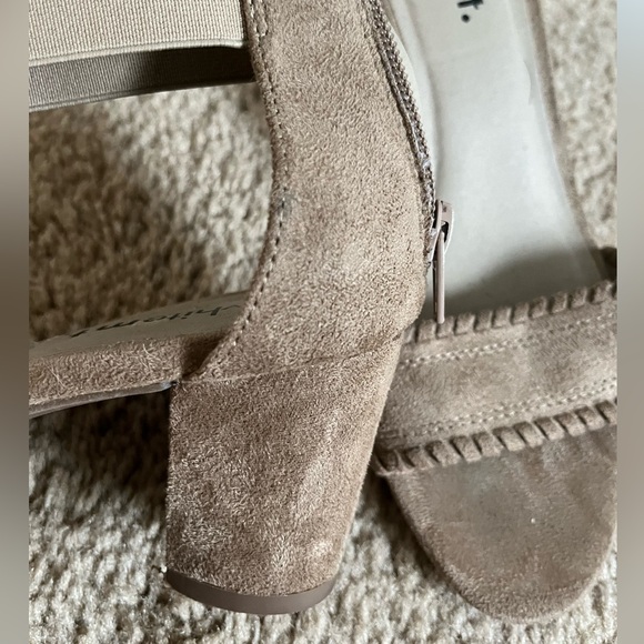 White Mountain low-heel sandal - Size 7 - Picture 2 of 4